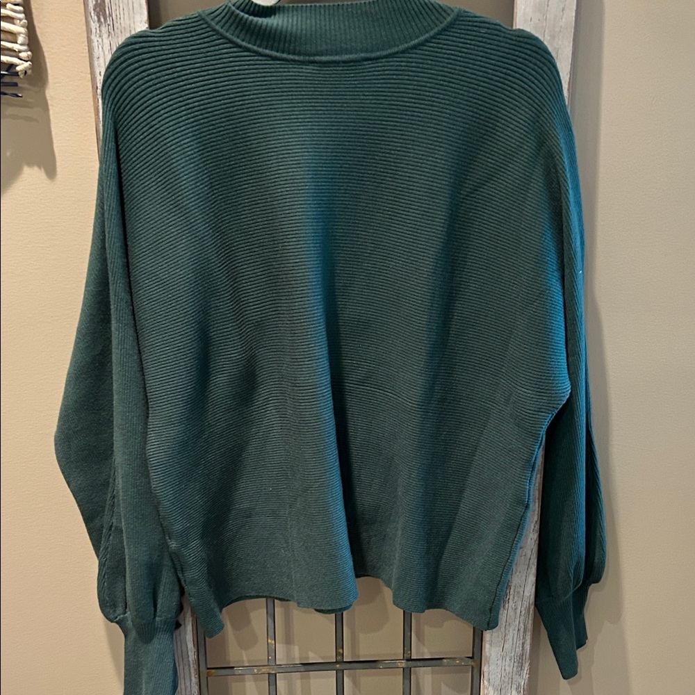 Elegant Green Women's Sweater - Picture 4 of 6